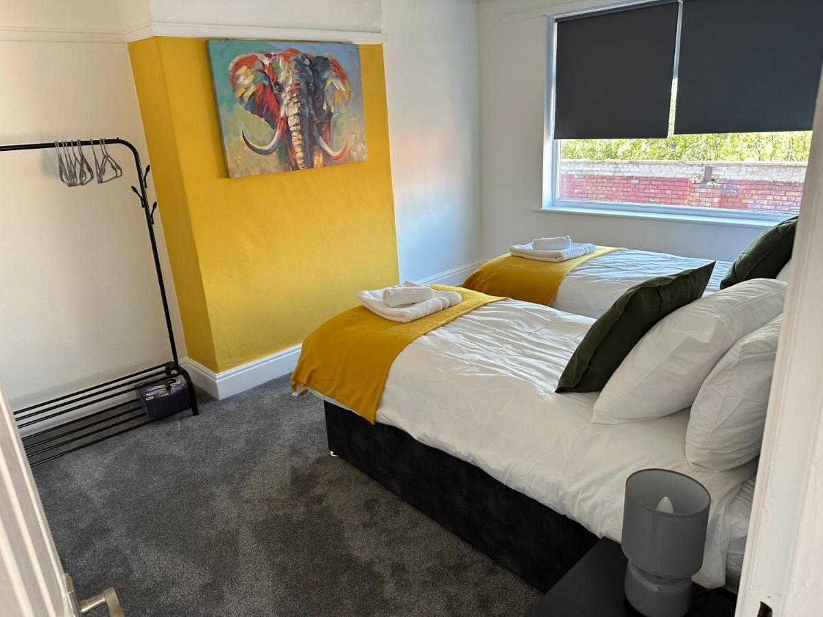 Special Rate For Bookings More Than 7 Nights, Warm Spacious Contractor House Near Liverpool City Centre Sleeps 8 Kitchen & Dining Room, Washing Machine Ngoại thất bức ảnh